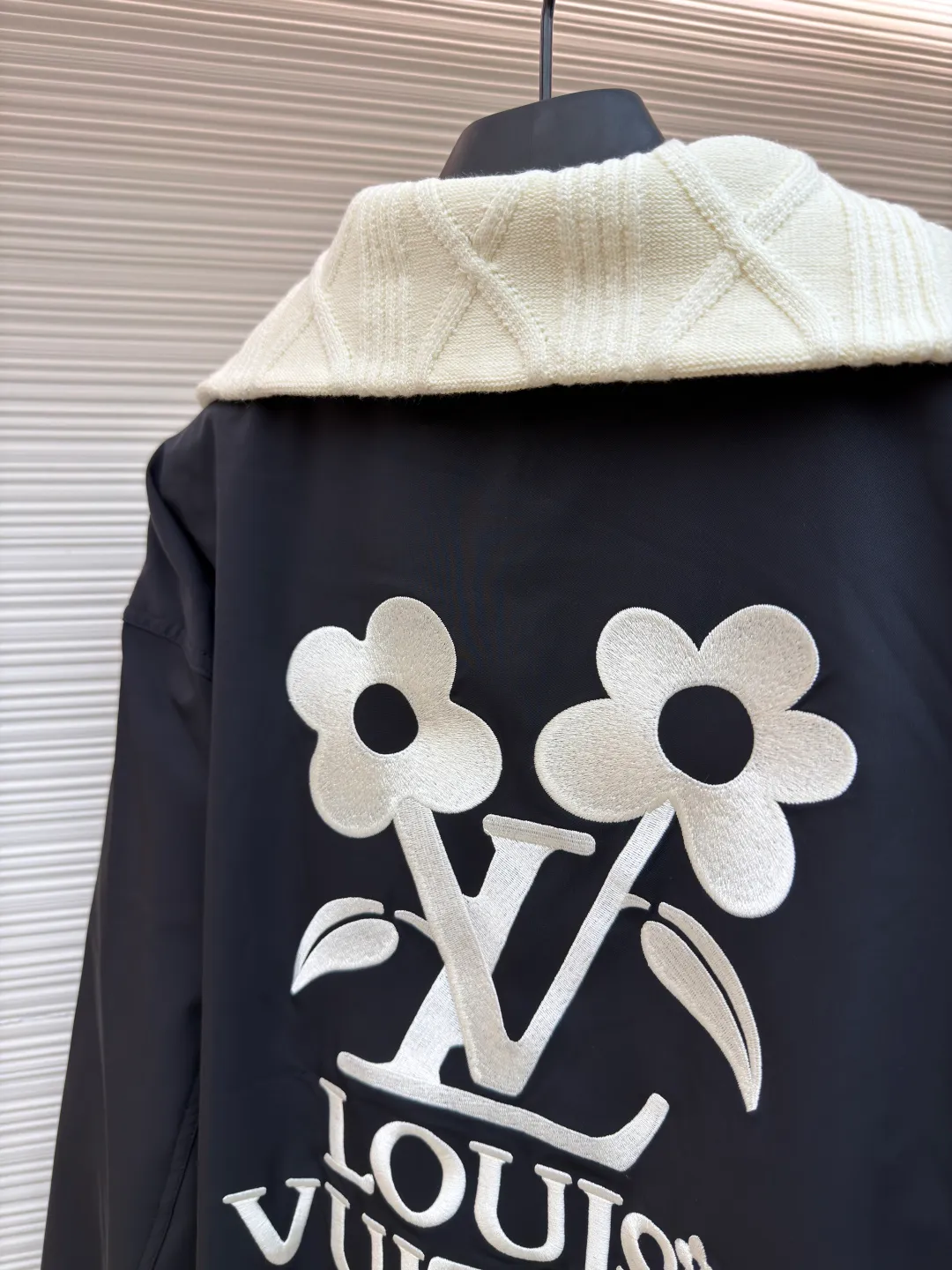 LOUIS VUITTON Tyler knitted high collar spliced jacket ●Original version: 36999 purchase and development ●Item number: 1681622-C30 ●Fabric: nylon fabric ●Technology: knitted ●Color: black and white ●Type: fitted version ●Weight: about 895 grams ●Size: 46-48-50 ●Description: This belted jacket is made of twill nylon, logo embroidery and large Blooming 1v logo embroidered on front and back. It is decorated with high-neck cable knit stitching and is sublimated using pure cotton jacquard belt technology. Through the precise control of the jacquard mechanism during the weaving process, the cotton fabric can appear a gradual concave and convex pattern during the weaving process. The flower letter pattern on the back uses bract core three-dimensional embroidery technology and uses glossy mercerized embroidery thread to add a three-dimensional effect to the raised pattern. The hardware and accessories of the whole garment are all custom-made according to the original mold. The placket resin zipper is made from a custom mold, and the zipper puller is custom-sprayed with baking paint and fully engraved. A full set of new co-branded accessories, the upper body is crisp and stylish, and is exclusively produced. The overall wiring is straight and delicate, the fabric is comfortable and soft, and the color is consistent without color difference. It can be matched with the same style to create a fashionable look and control various occasions. Customized accessories, complete with three standards, same style for men and women!